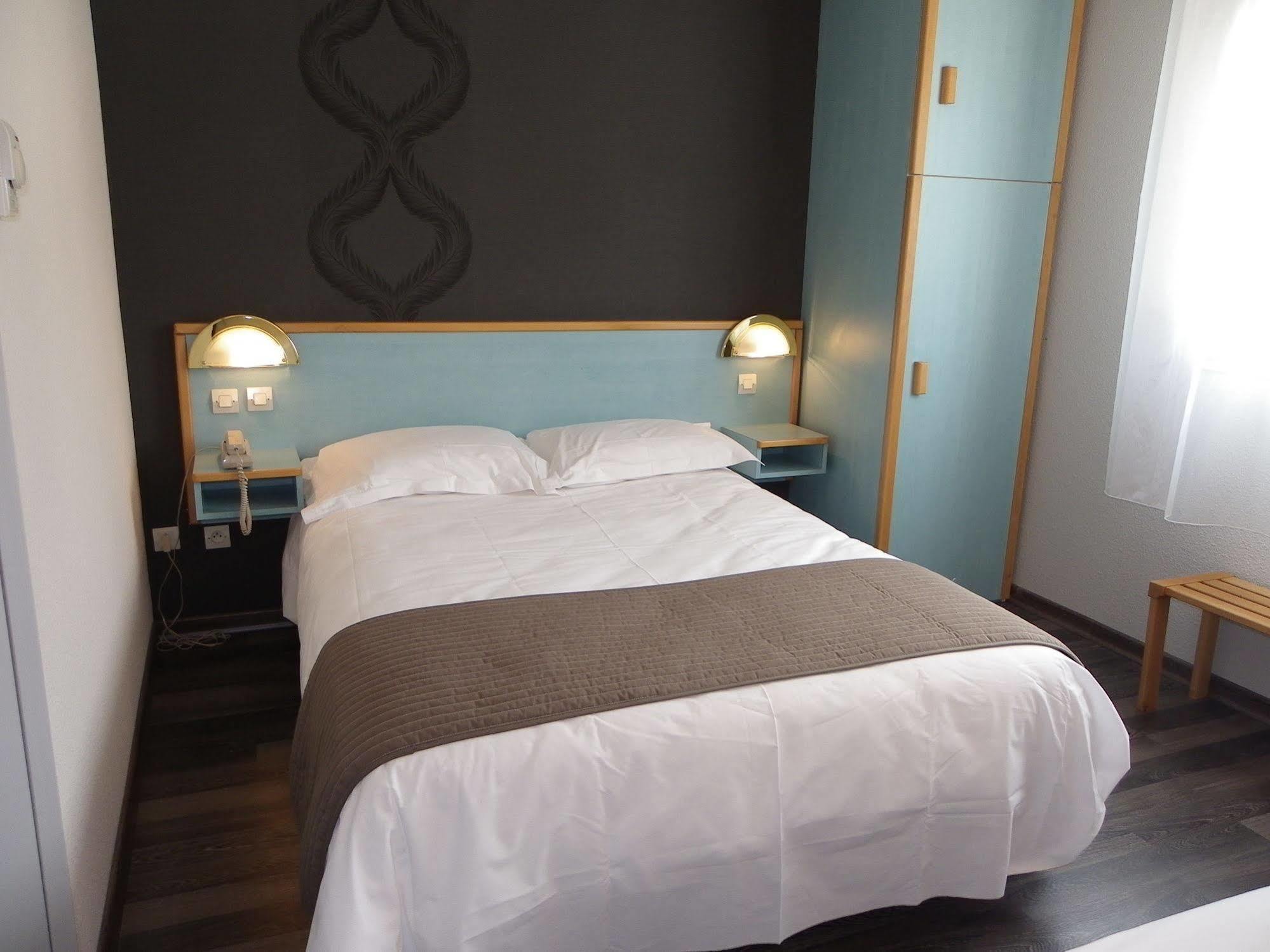 פריווה Hotel Restaurant Les Chataigniers מראה חיצוני תמונה