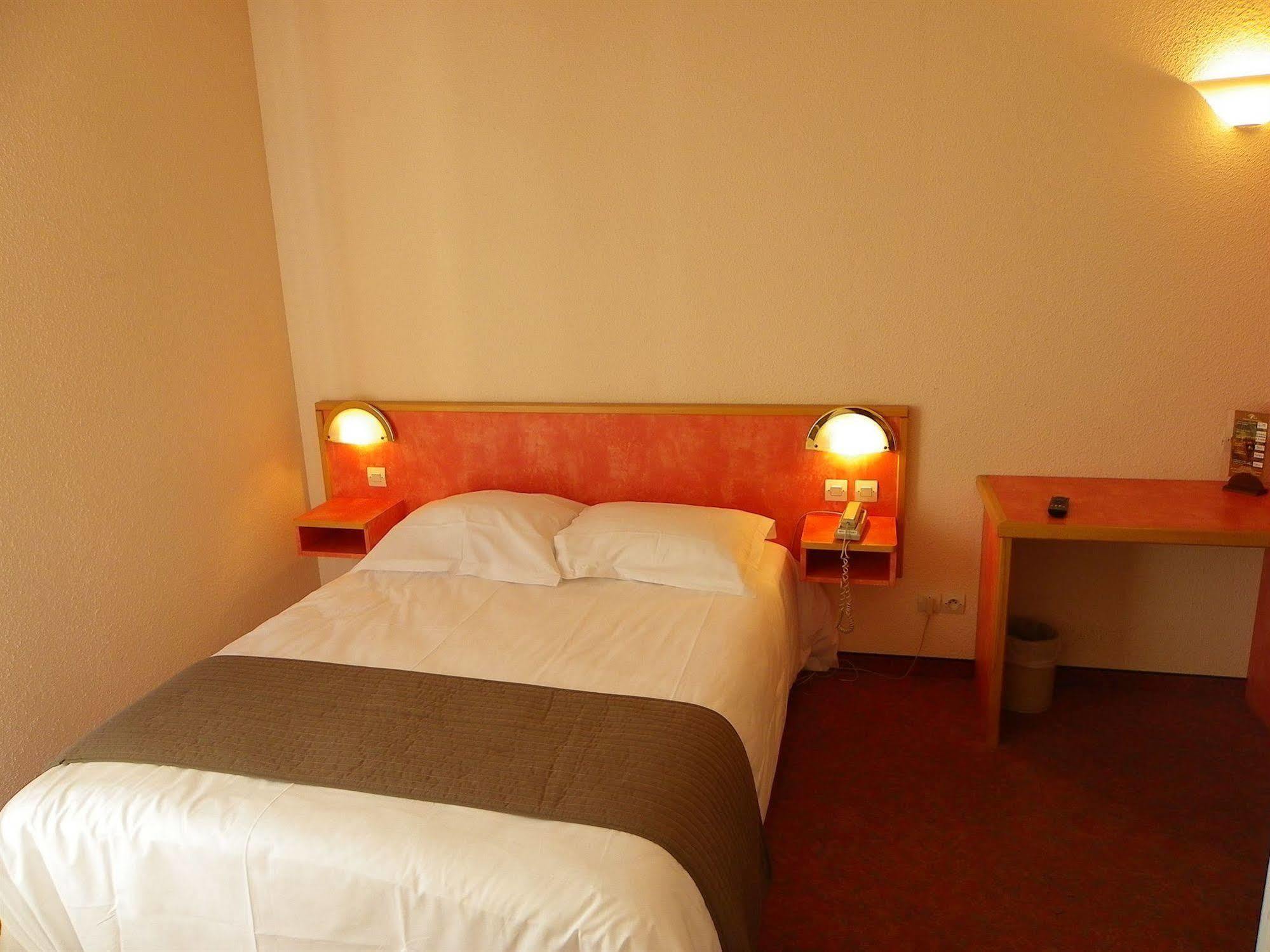 פריווה Hotel Restaurant Les Chataigniers מראה חיצוני תמונה